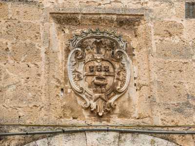 ...si affaccia sul centro storico ed � contraddistinta dal bassorilievo dello stemma dei Dottula